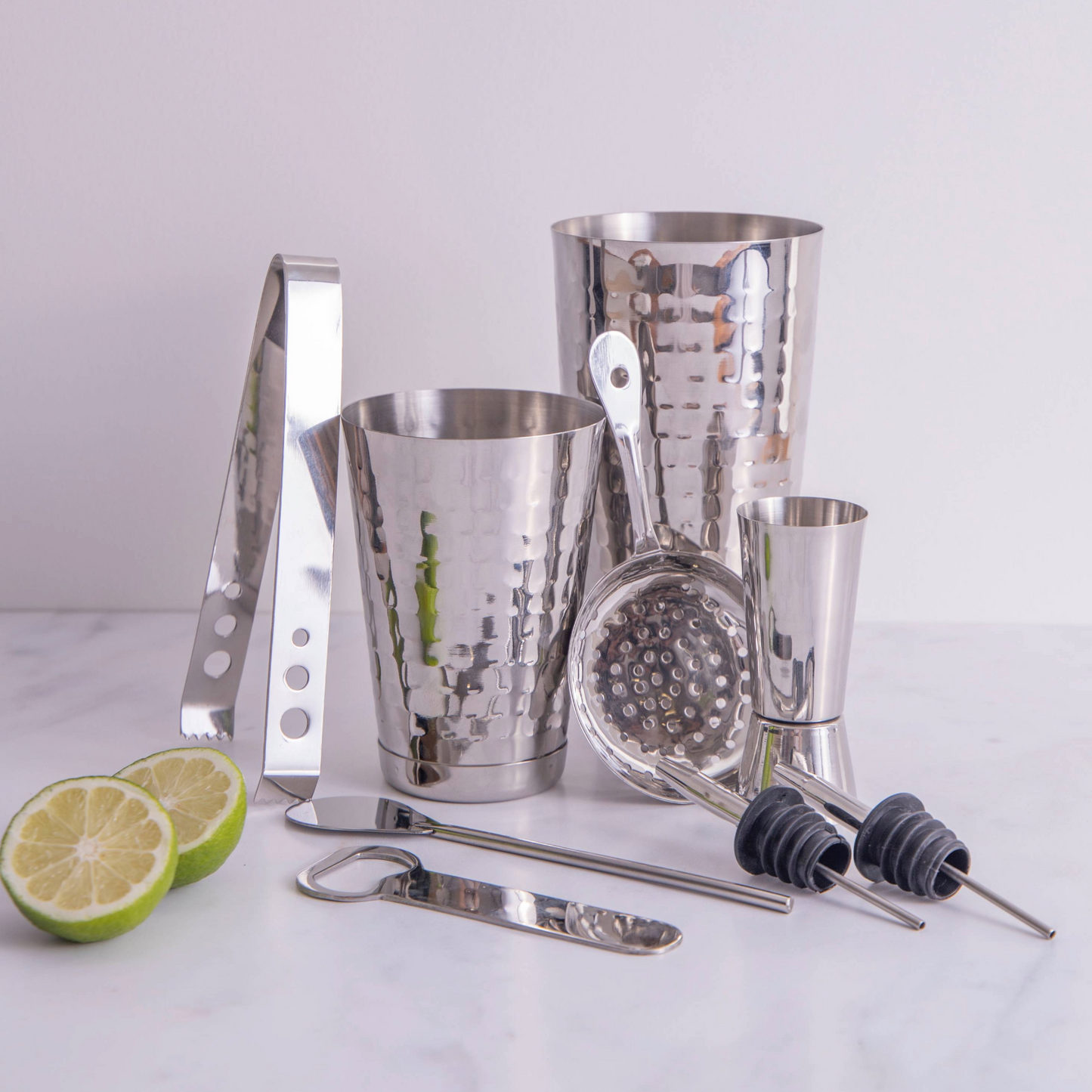 Elegante cocktailset met accessoires en citrusaccenten, ideaal voor thuisbars en mixology-fans die houden van design en functionaliteit. Verkrijgbaar bij Sherlocks Place
