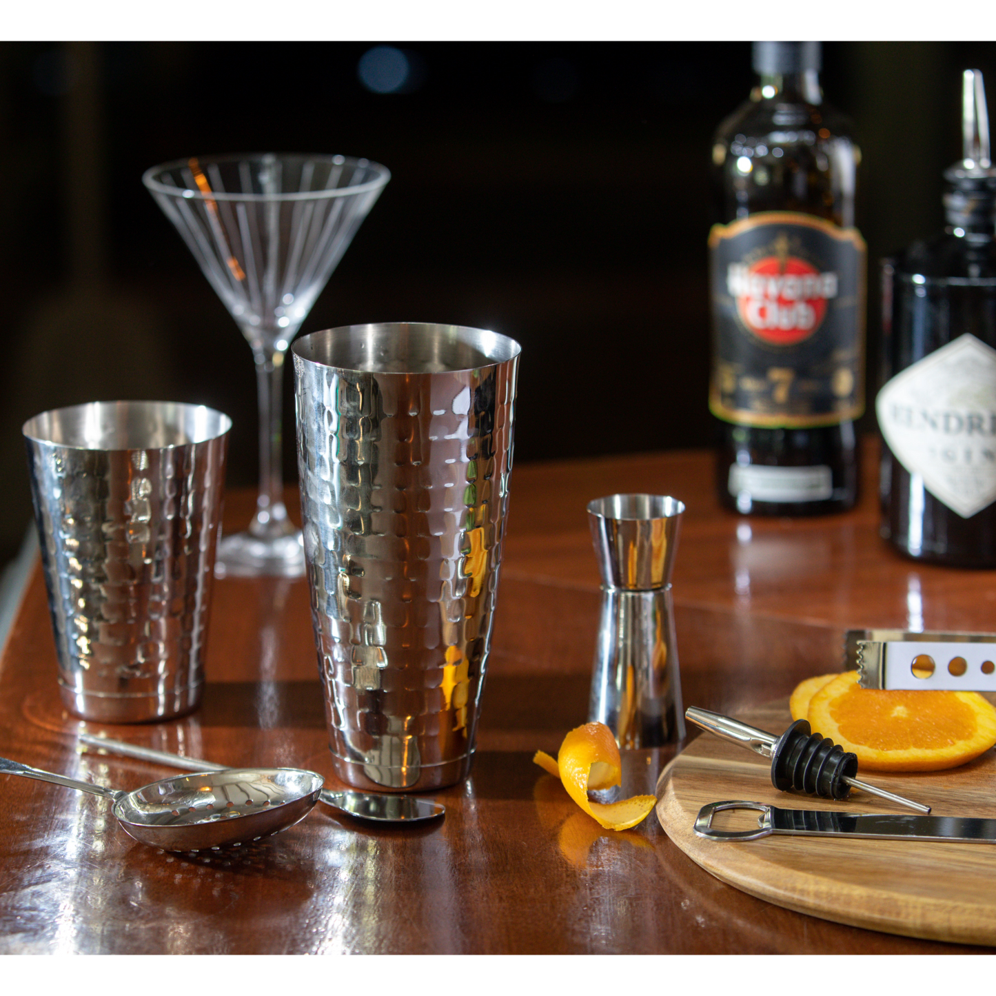 Cocktailset in gebruik tijdens een avondje thuis mixen, perfect voor hobbybartenders, feestjes of als sfeervolle toevoeging aan je barhoek. Verkrijgbaar bij Sherlocks Place