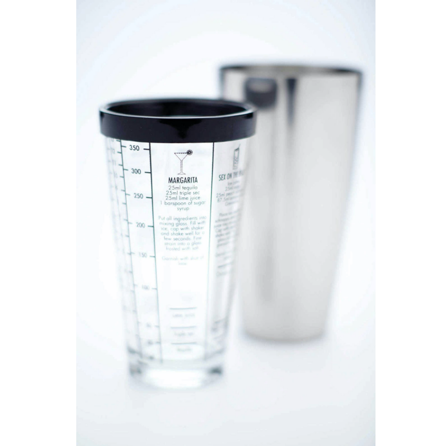 Gedetailleerde weergave van cocktailrecepten op de glazen maatbeker van de BarCraft Boston shaker – onmisbaar voor Monin-liefhebbers en thuismixologen, verkrijgbaar bij Sherlocks Place.