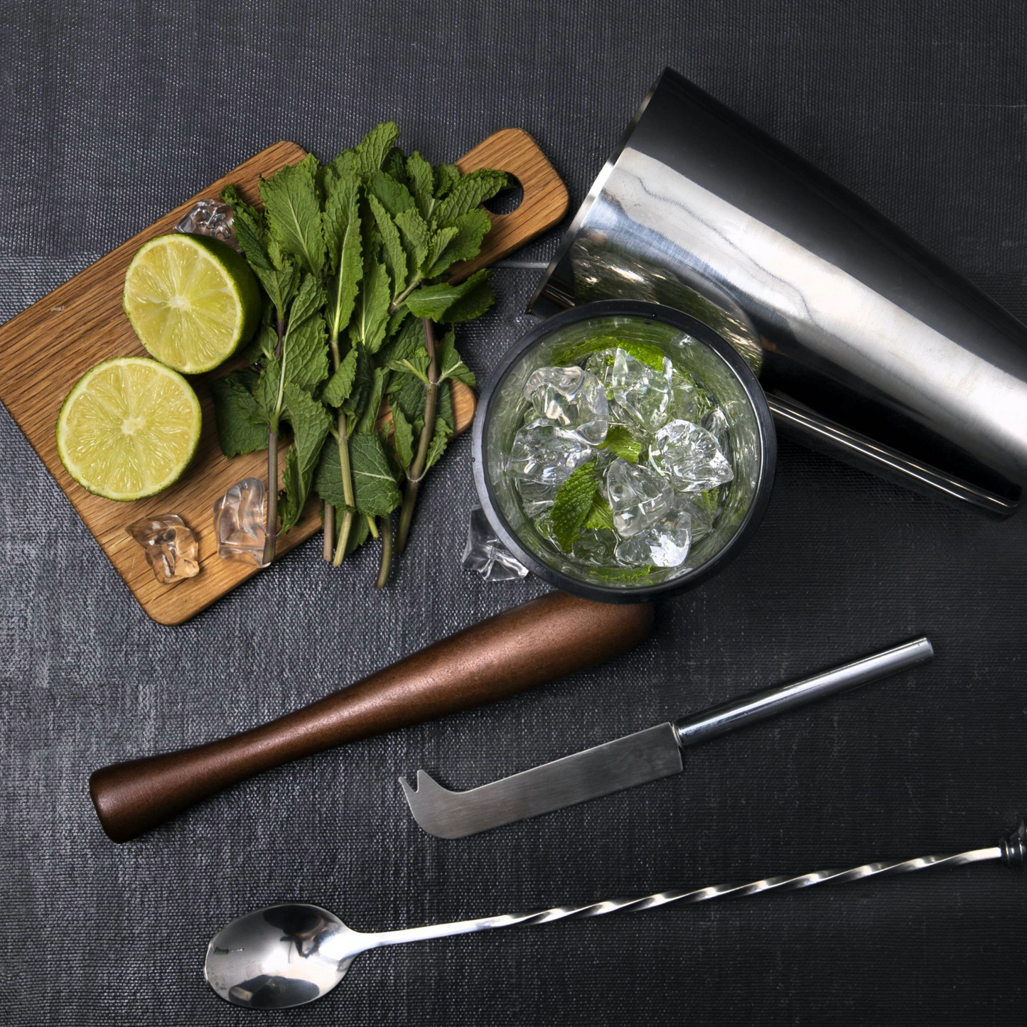 Flatlay van de BarCraft Mojito Cocktail Set met verse ingrediënten – perfect voor content creators en jonge volwassenen die gaan samenwonen – Te koop bij Sherlocks Place