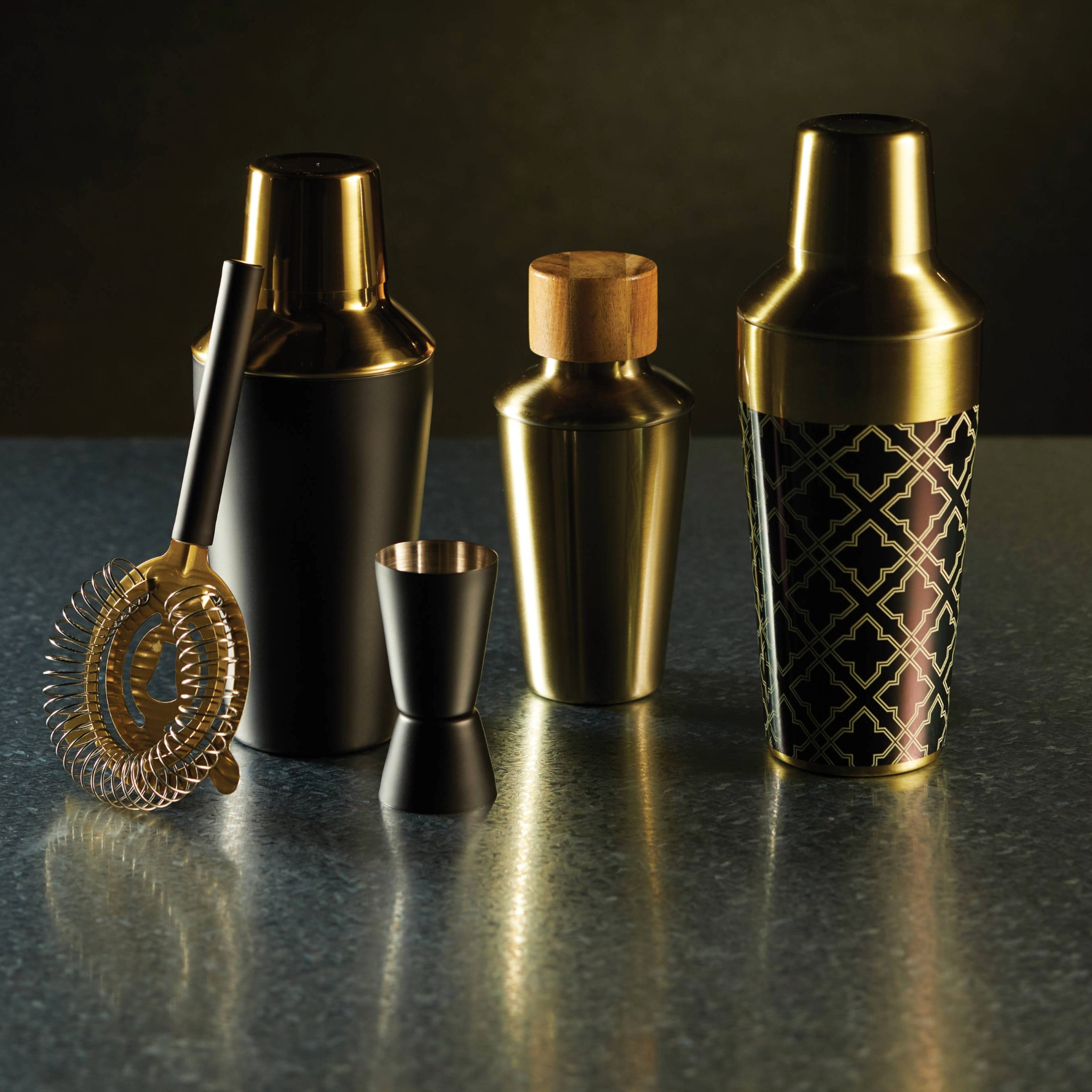Sfeervolle presentatie van meerdere luxe cocktailsets waaronder de mat zwarte en gouden BarCraft set – ideaal voor stijlvolle thuisentertainers. Verkrijgbaar bij Sherlocks Place.