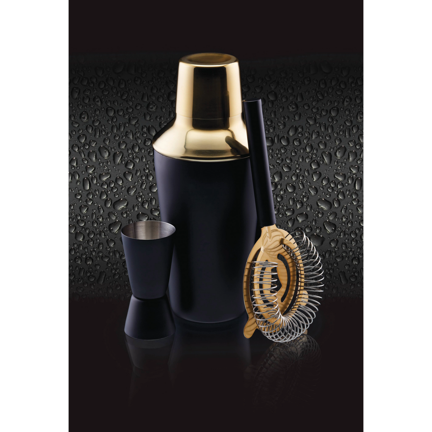 BarCraft cocktailset met mat zwarte en gouden afwerking – hoogwaardige shaker, strainer en jigger voor elegante cocktailmomenten. Verkrijgbaar bij Sherlocks Place.