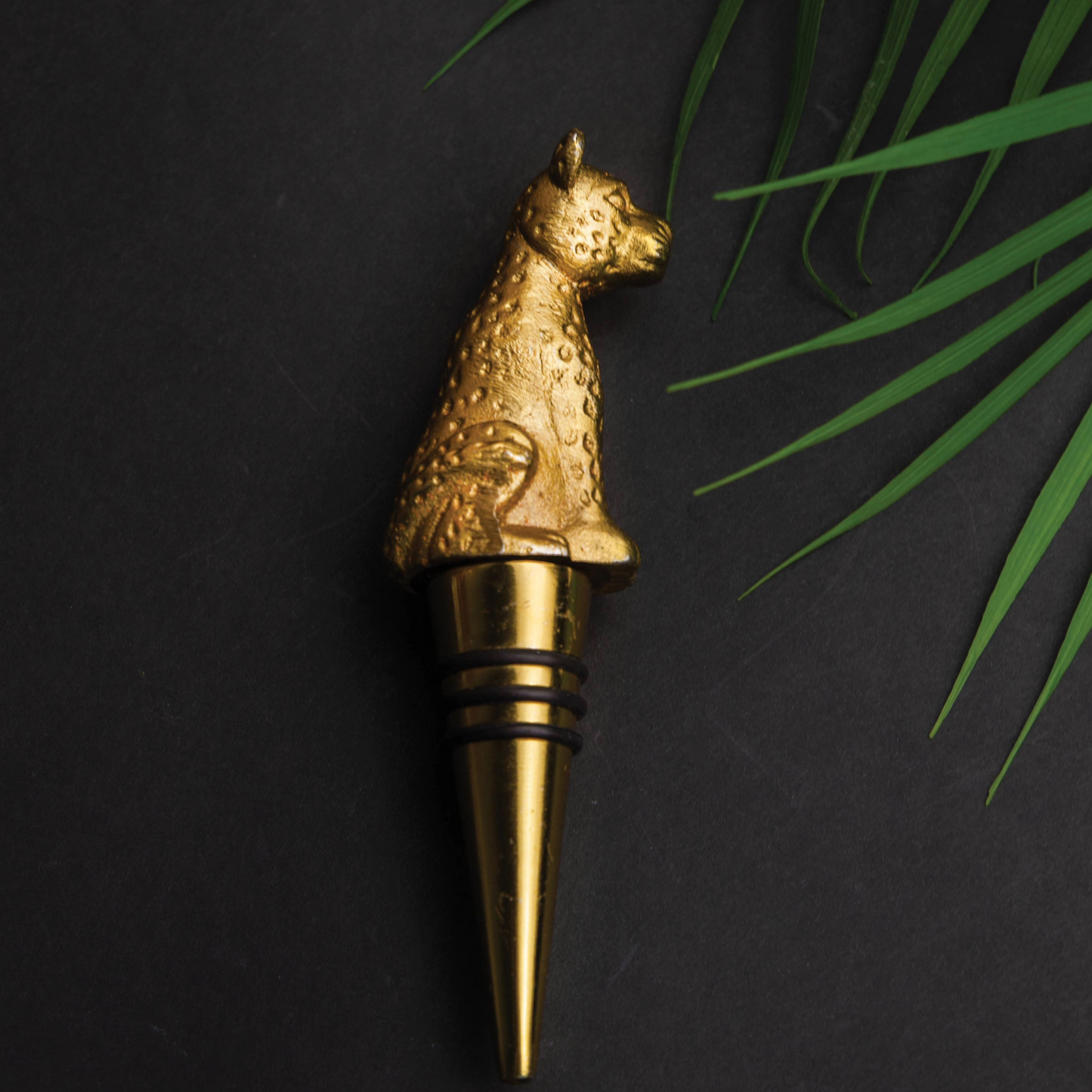 Elegant zijaanzicht van gouden luipaard flessenstop van Barcraft – verkrijgbaar bij Sherlocks Place, een chique toevoeging voor tafeldecoratie of wijnpresentatie.