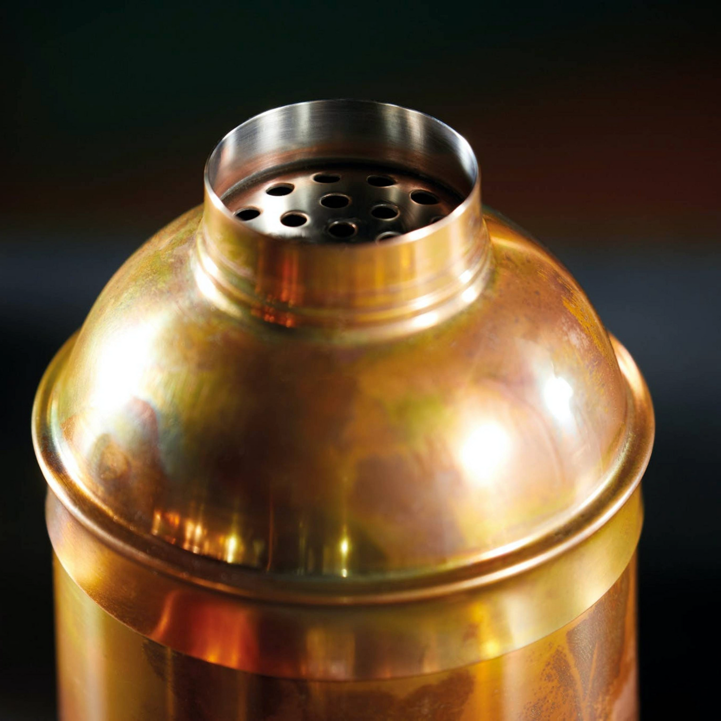 Close-up van de ingebouwde zeef in de BarCraft Copper Cocktailshaker – glanzend en functioneel. Verkrijgbaar bij Sherlocks Place