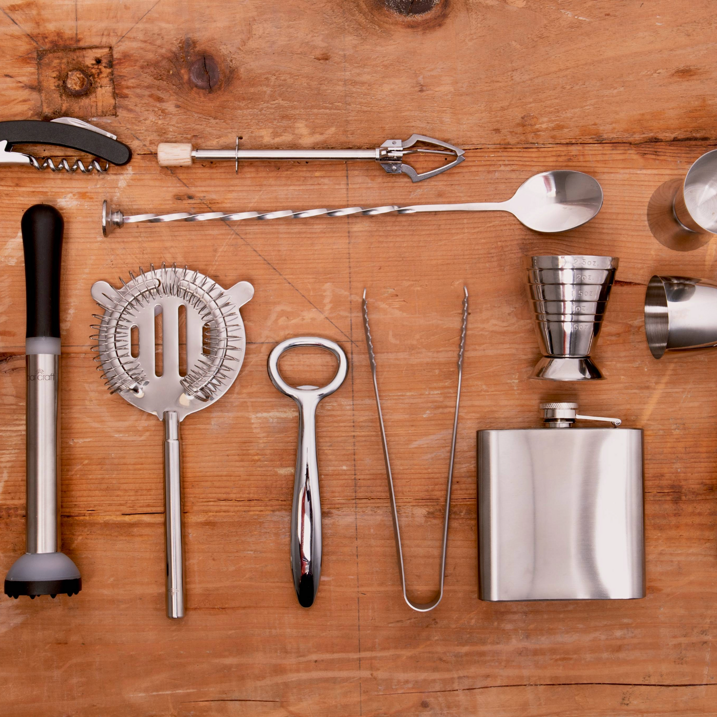 28 cm barlepel als onderdeel van een complete cocktailset op houten ondergrond – Verkrijgbaar bij Sherlocks Place.