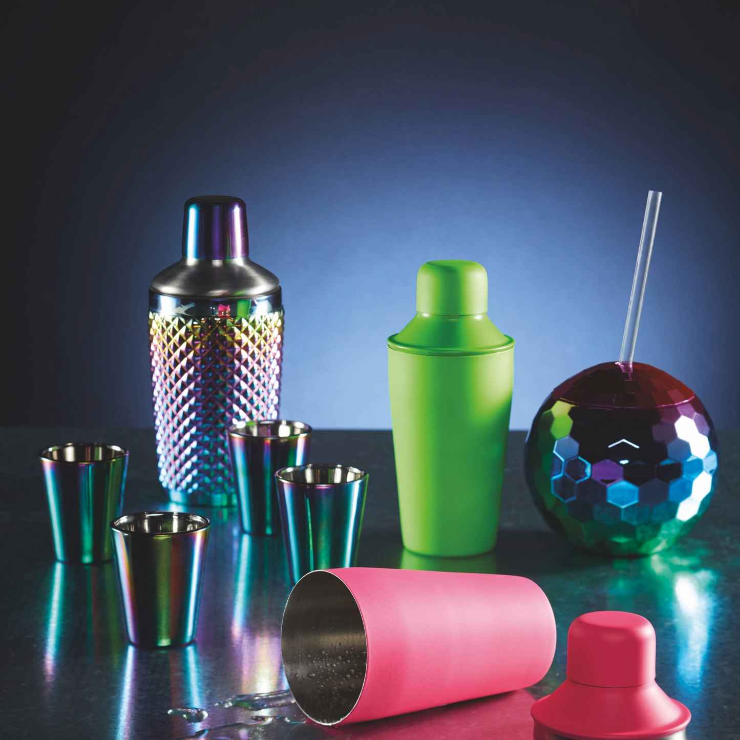 BarCraft Rainbow Cocktail Shaker 300ml met bijpassende shotglazen en andere kleurrijke baraccessoires – voor een complete bar setup. Verkrijgbaar bij Sherlocks Place.