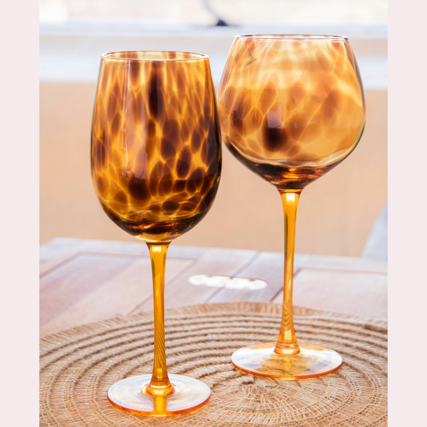 Luxe BarCraft wijnglas en Gin glas met tortoise shell patroon in zonnige setting – een elegant high-end geschenk voor liefhebbers van design en mooie dranken, verkrijgbaar bij Sherlock’s Place Rotterdam.