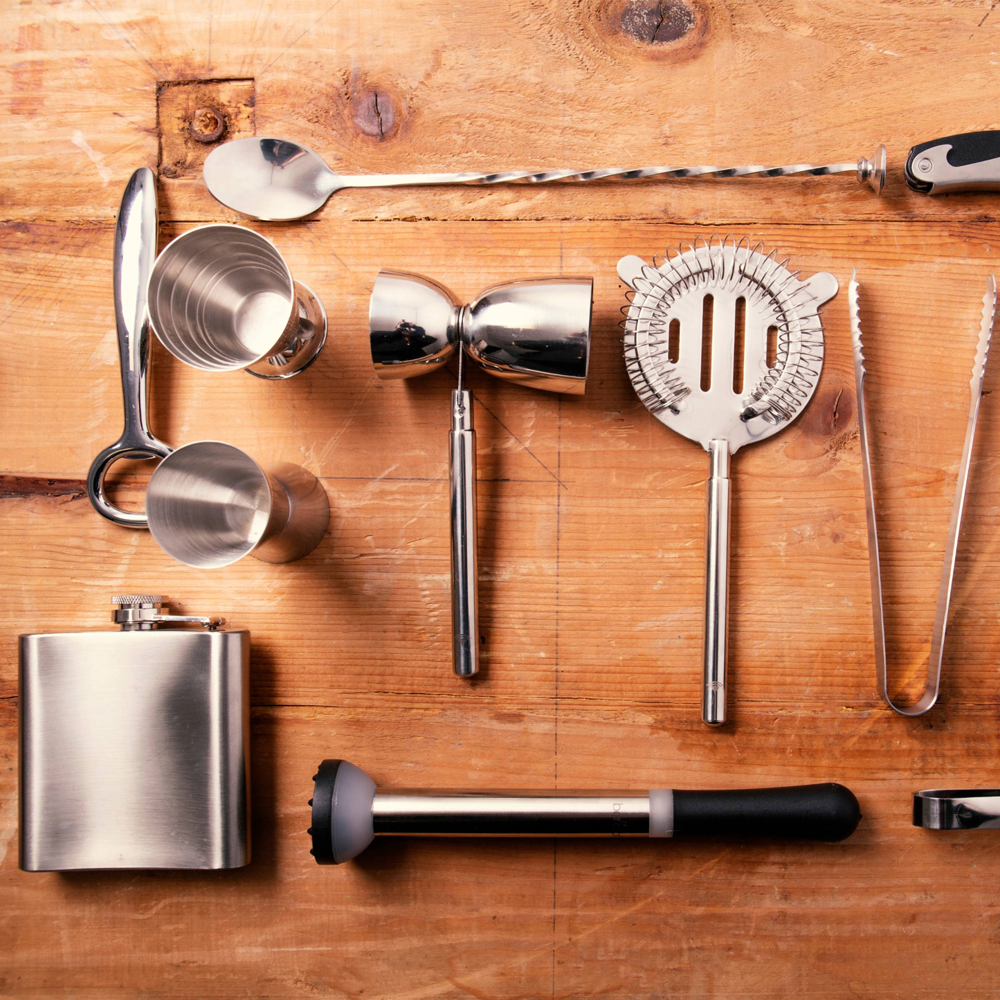 BarCraft cocktail muddler gepresenteerd met een complete set bartools op een rustieke houten ondergrond – ideaal voor elke thuisbar – Verkrijgbaar bij Sherlocks Place.