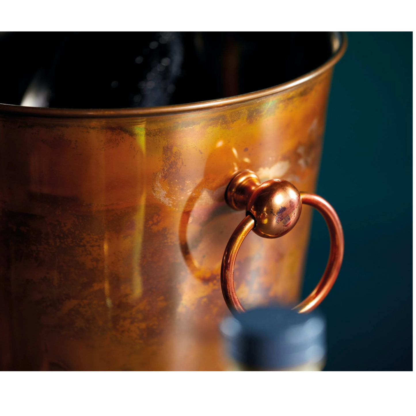 Close-up van de koperen ringgreep van de BarCraft wijnkoeler – hoogwaardige afwerking voor een luxueuze uitstraling op elke tafel of bar. Te koop bij Sherlocks Place.