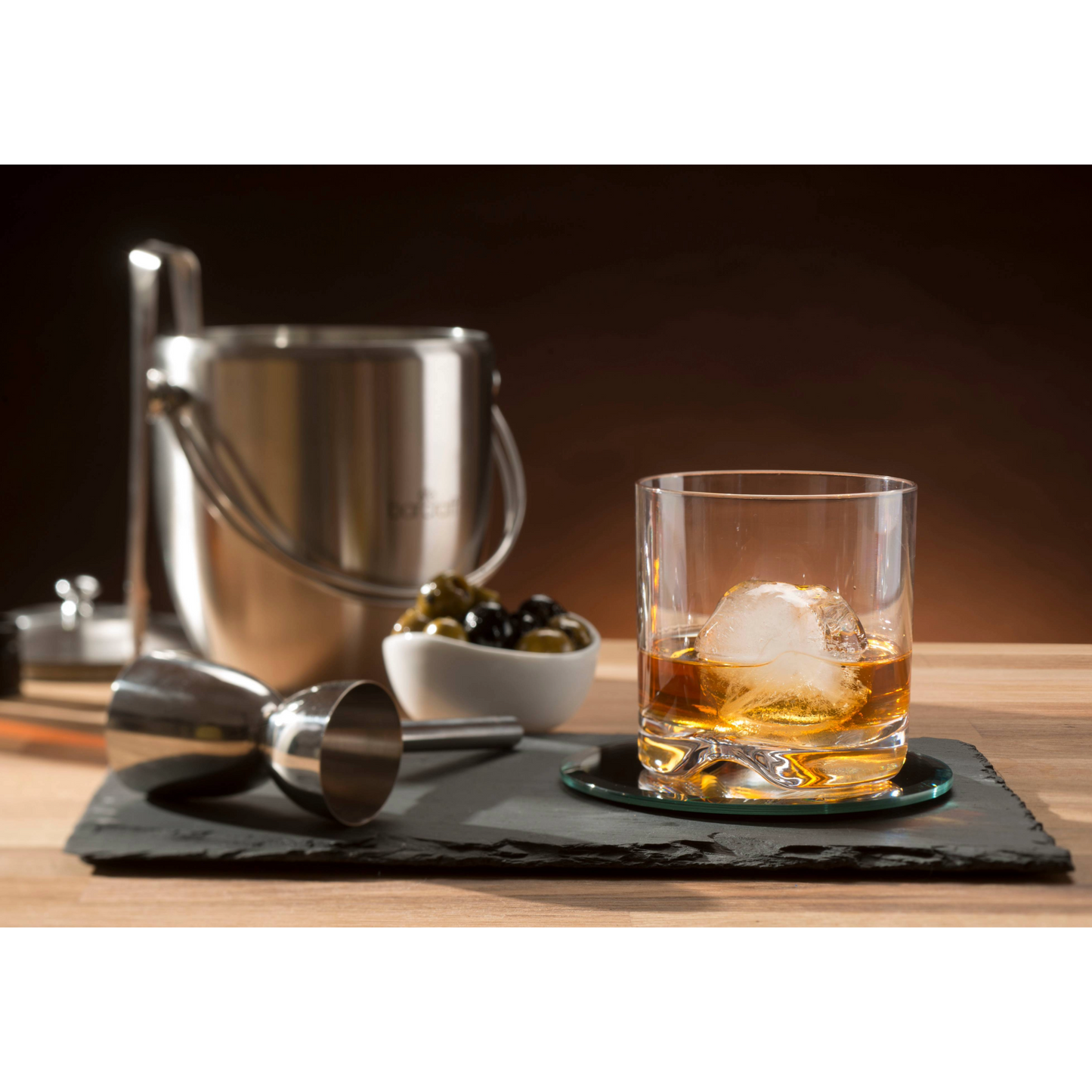 Cocktailmoment met BarCraft dubbele jigger, ijsemmer en olijven – een stijlvolle keuze voor thuisgebruik of als mannencadeau, verkrijgbaar bij Sherlocks Place.