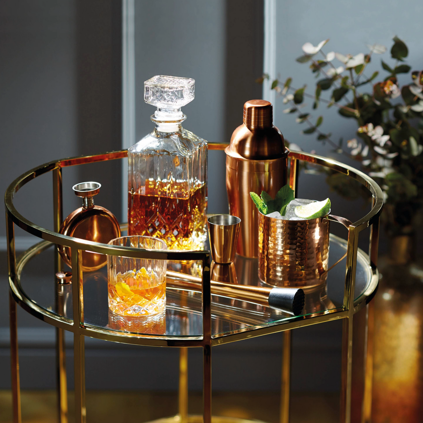 Stijlvol ingerichte barwagen met de Barcraft jigger tussen luxe baraccessoires. Perfect voor food influencers, evenementen of premium horeca. Verkrijgbaar bij Sherlocks Place.