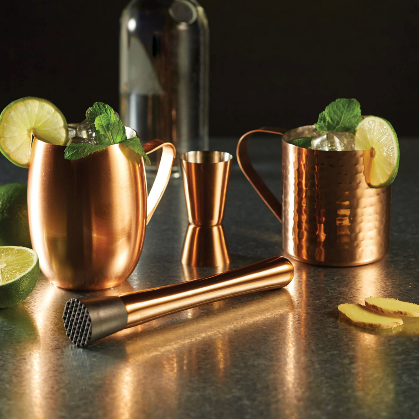 De Barcraft jigger in een setting met koperen mokken en een muddler – ideaal voor het mixen van cocktails op feesten, festivals of thuis. Verkrijgbaar bij Sherlocks Place.