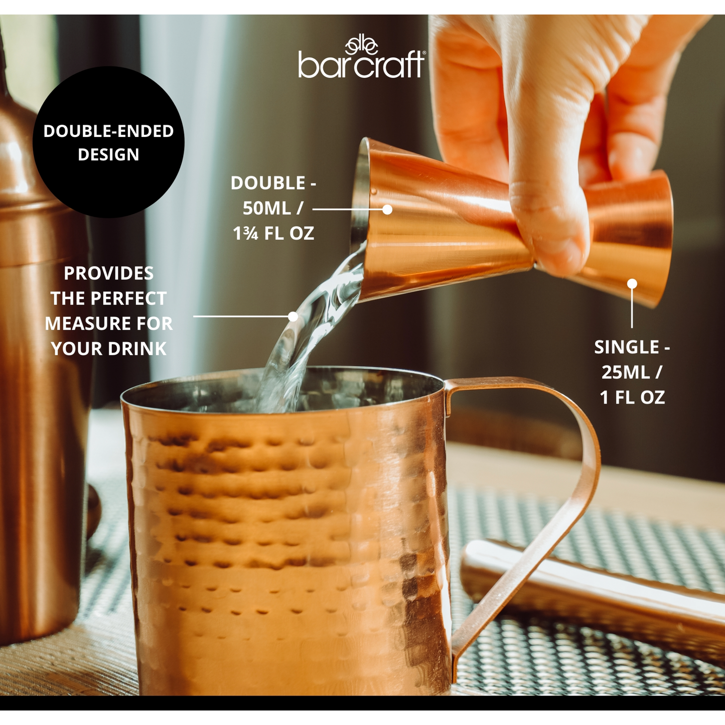 Demonstratie van de Barcraft jigger tijdens het inschenken – 25 ml en 50 ml maatvoering duidelijk in beeld. Handig voor koffiebars en cocktailcreaties. Verkrijgbaar bij Sherlocks Place.