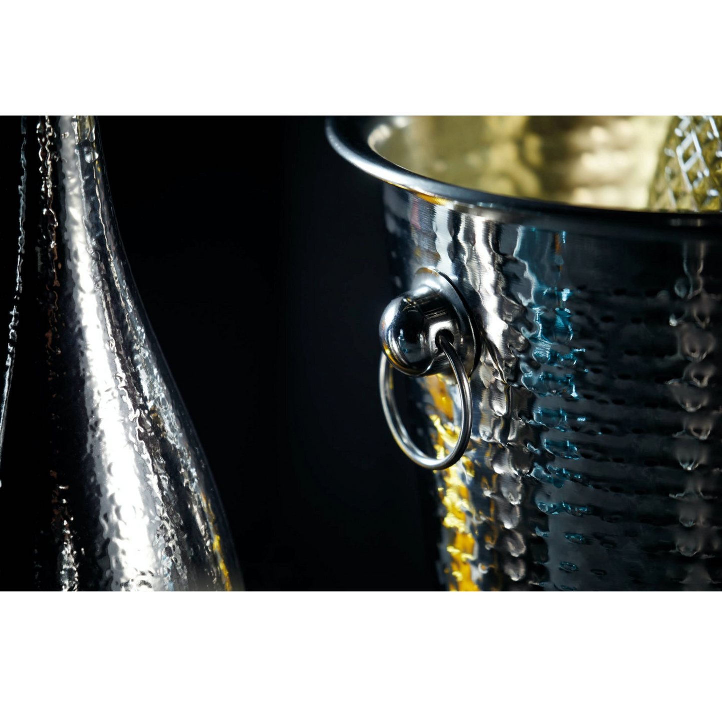 Detail van de BarCraft ringgreep en gehamerde metalen textuur – ambachtelijk design voor wijnliefhebbers. Verkrijgbaar bij Sherlocks Place.