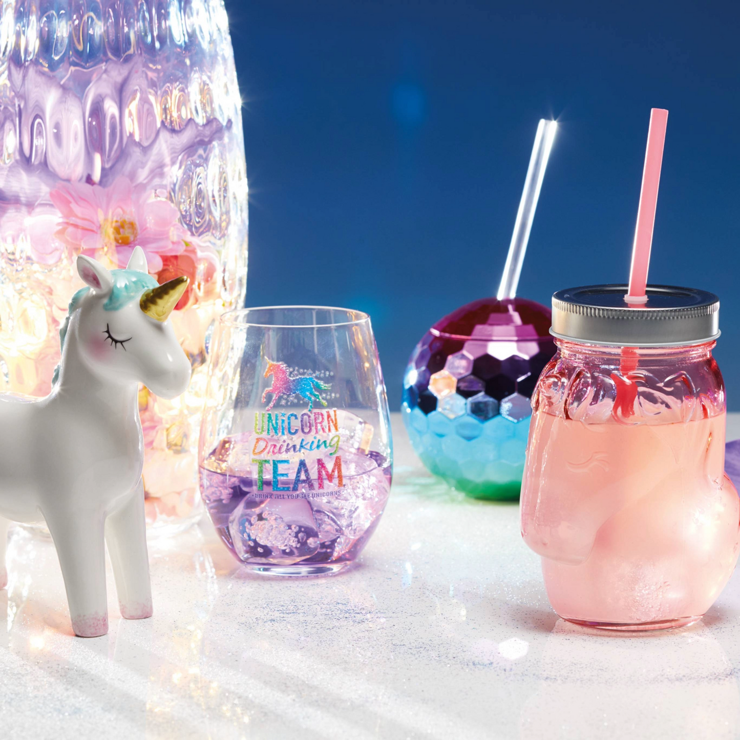 Magisch feestdecor met unicorn items en de disco bal cocktail cup – perfect voor een glitterfeest of een girls night. Verkrijgbaar bij Sherlocks Place.
