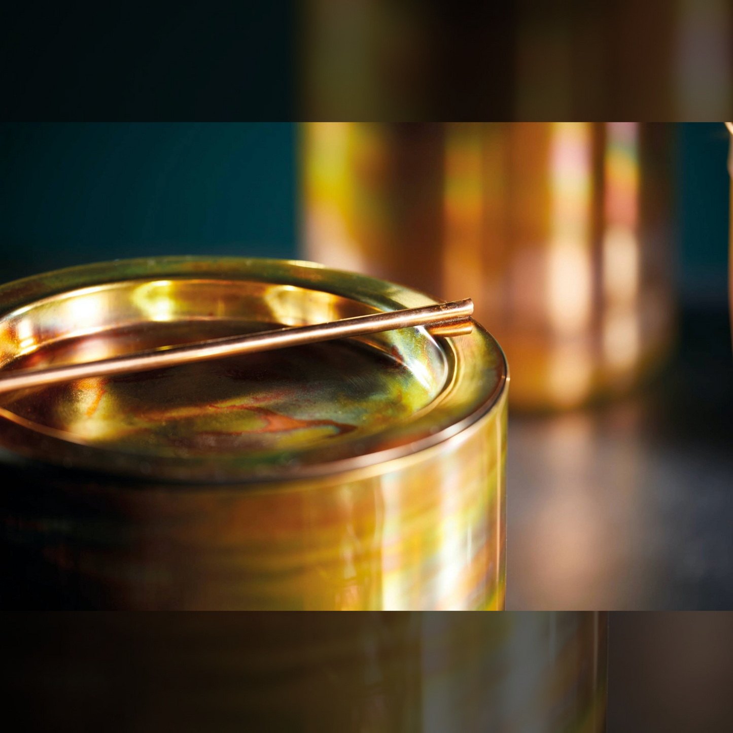 Detail van de deksel van de Barcraft ijsemmer met koperen tang, elegant design voor de moderne thuisbar – Verkrijgbaar bij Sherlocks Place.