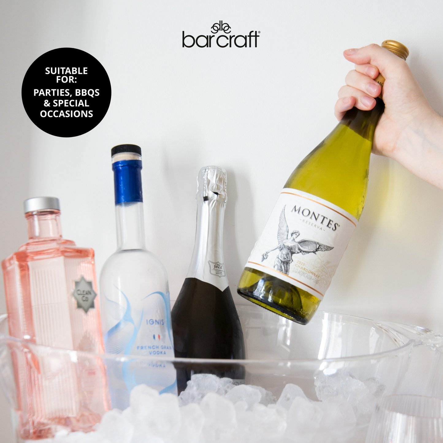 BarCraft cooler gebruikt bij een thuisfeest met luxe drankflessen en ijs. Verkrijgbaar bij Sherlocks Place.
Een elegant cadeau voor whisky- en wijnliefhebbers.