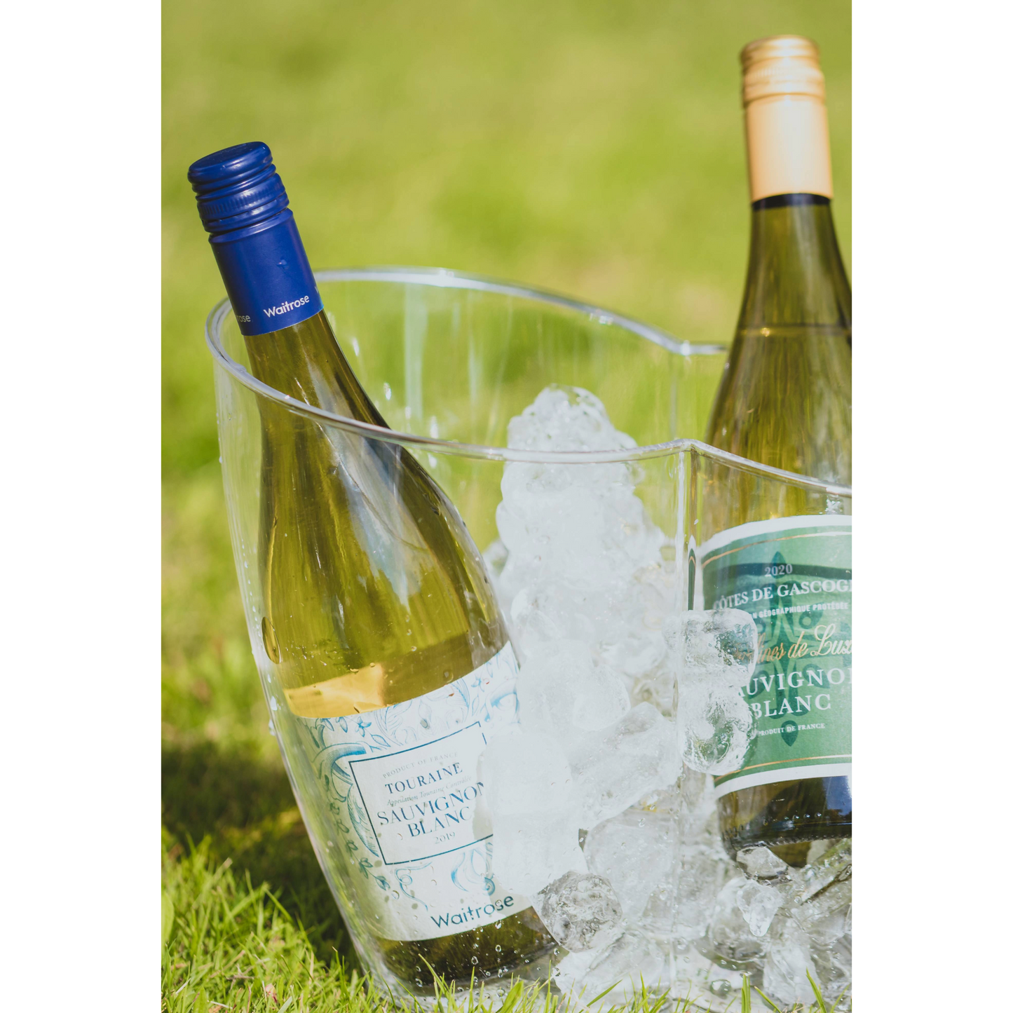 Close-up van dubbelwandige drankkoeler met Sauvignon Blanc en ijsblokjes, perfect voor stijlvolle presentatie in horeca en thuis. Verkrijgbaar bij Sherlocks Place.