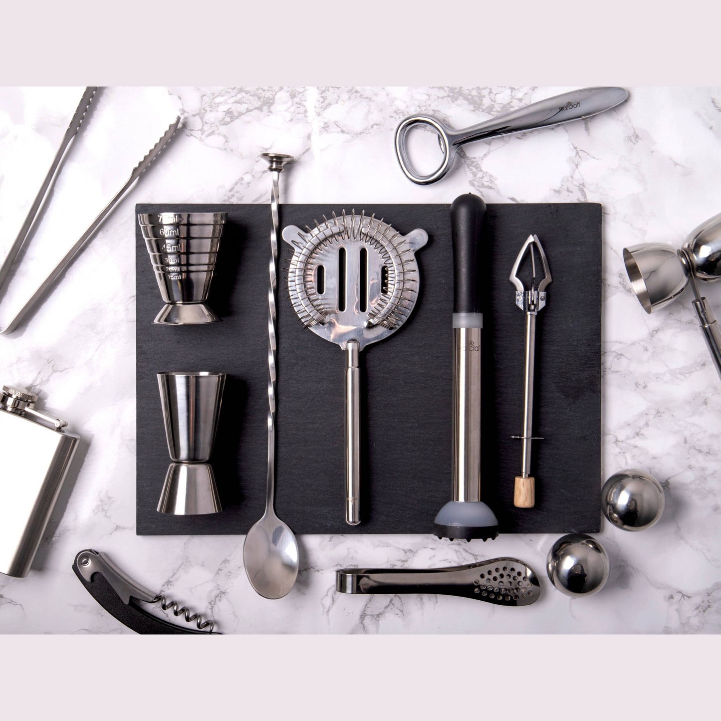 Complete barset met de Barcraft RVS Cocktail Strainer centraal gepresenteerd – ideaal voor cocktailfans en thuismixologen. Verkrijgbaar bij Sherlocks Place.