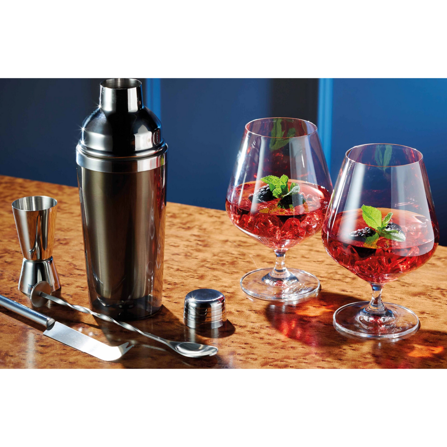 BarCraft Gin Cocktail Gift Set inclusief cocktailshaker, jigger, roerspaan en twee glazen, met verfrissende gin cocktails – onmisbaar voor professionele bartenders en cocktailliefhebbers thuis. Verkrijgbaar bij Sherlocks Place.