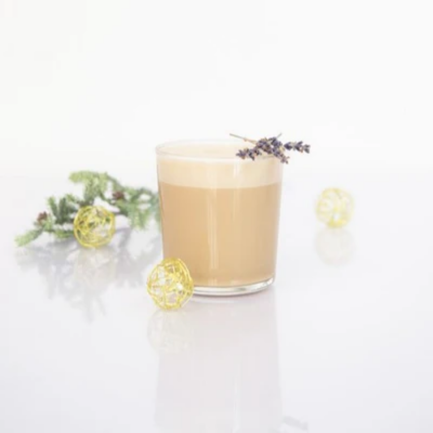 Lavendelkoffie met MONIN Lavendelsiroop, geserveerd in een glas met lavendelgarnituur, sfeervol gepresenteerd met dennentakjes en decoratie — een stijlvolle en geurige koffiebeleving uit de Provence. Verkrijgbaar bij Sherlocks Place Rotterdam