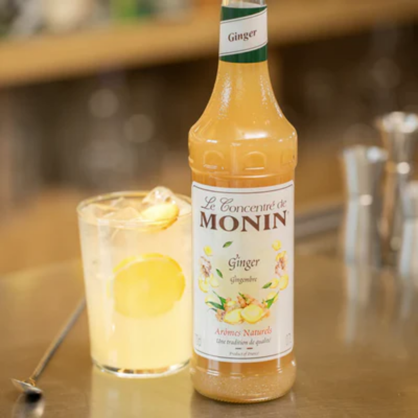 Monin Gemberconcentraat fles met verfrissende gember-citroenlimonade op een toonbank, verkrijgbaar bij Sherlocks Place in Rotterdam.