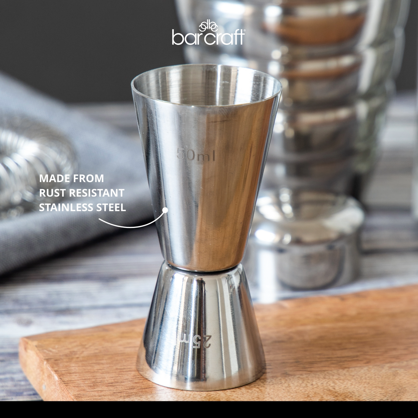 Detail van BarCraft cocktail jigger met 25ml en 50ml maatverdeling – gemaakt van roestvrij staal, ideaal als duurzaam cadeau voor cocktailfans, verkrijgbaar bij Sherlocks Place.