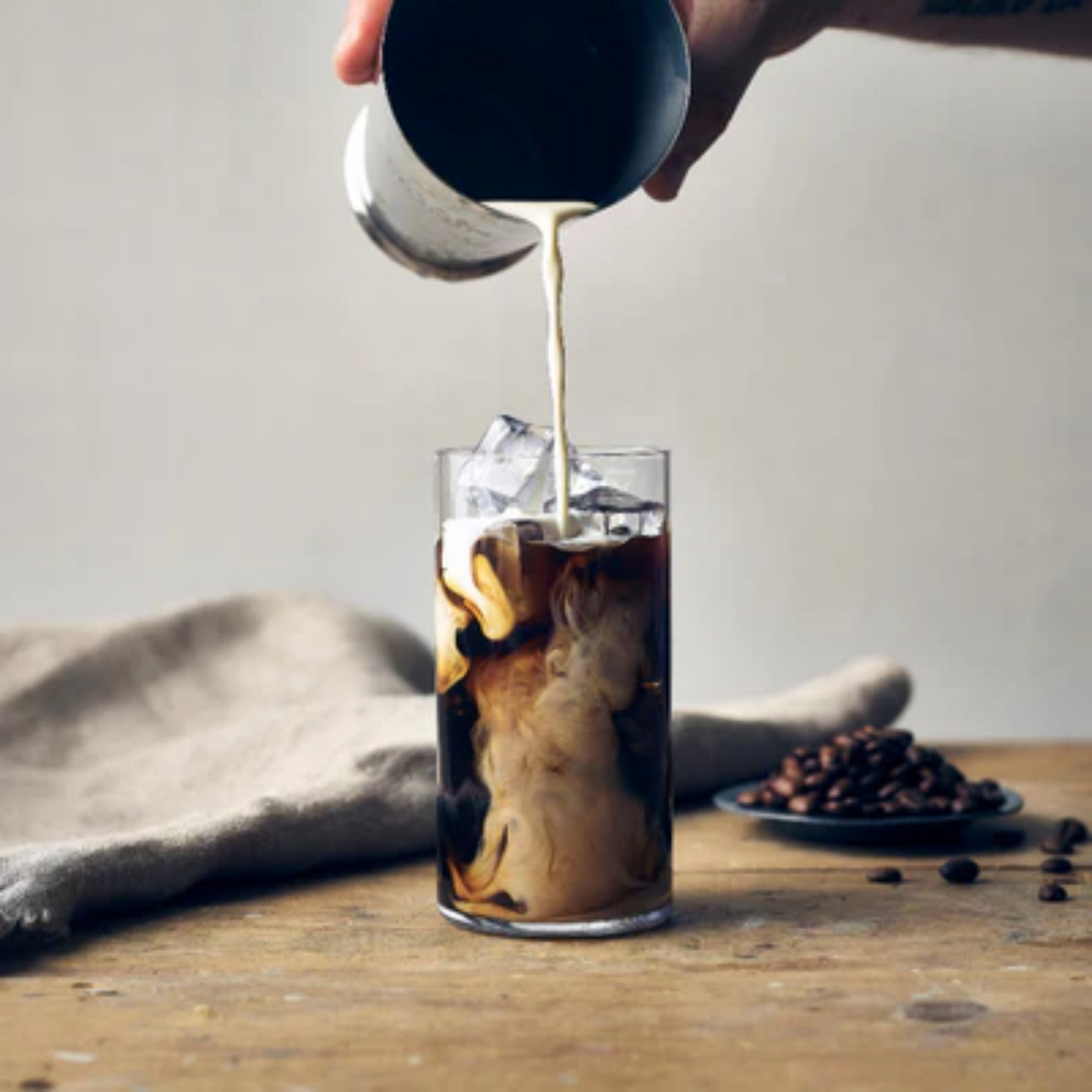 Kiwi Iced Latte met MONIN Kiwi siroop – een verrassend frisse twist op je klassieke ijskoffie, romig, stijlvol en perfect voor warme dagen. Verkrijgbaar bij Sherlocks Place Rotterdam