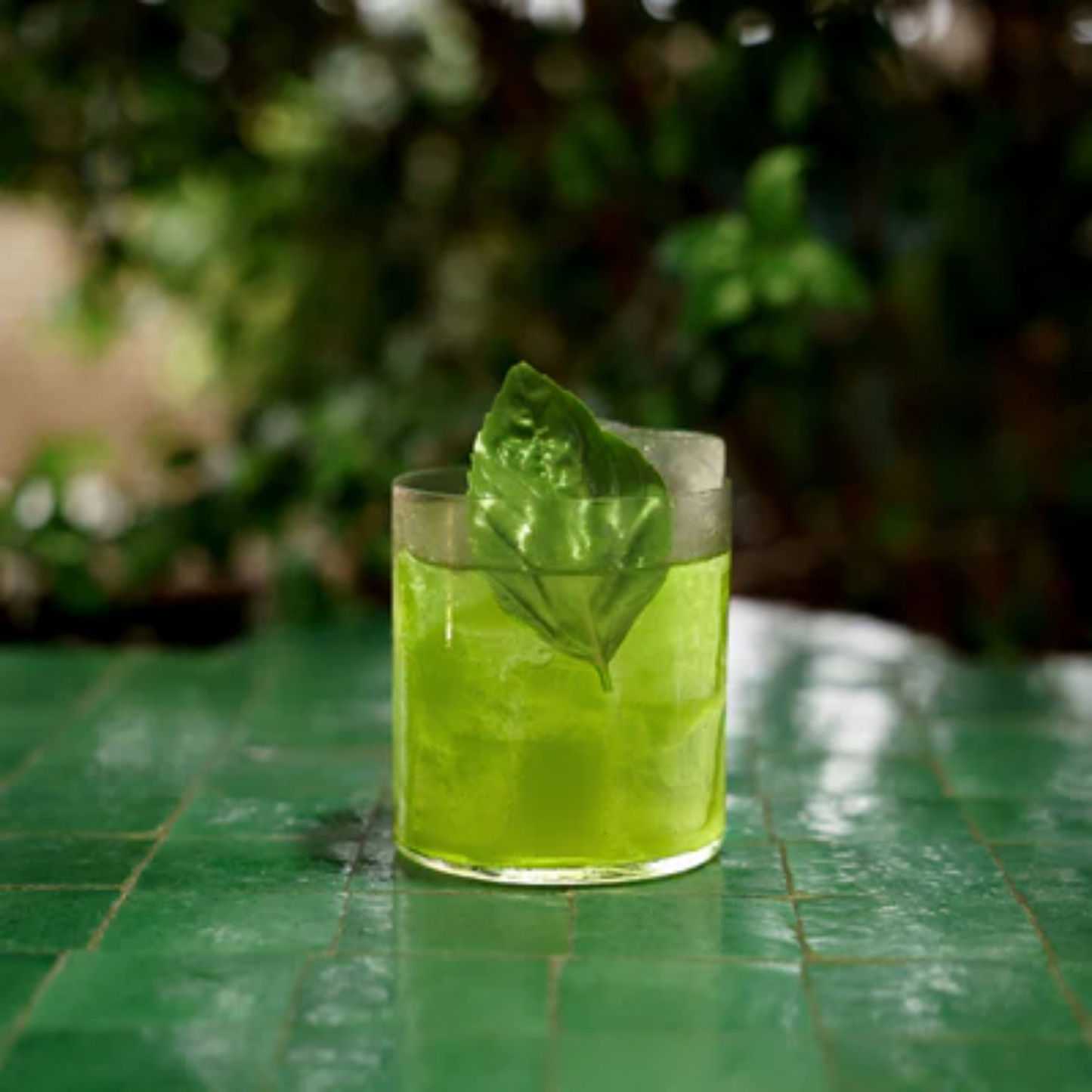 Monin Drink Cucumber Basil Smash met Basilicum en konkommer siroop van Monin bij Sherlocks Place