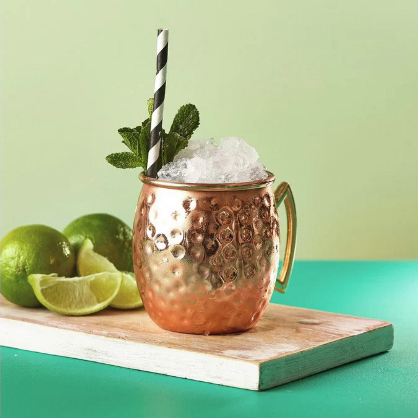 Mauritius Julep cocktail geserveerd in een koperen mok met ijs, limoen en munt – inspiratie voor cocktails met MONIN Citroengras Siroop, verkrijgbaar bij Sherlocks Place Rotterdam.