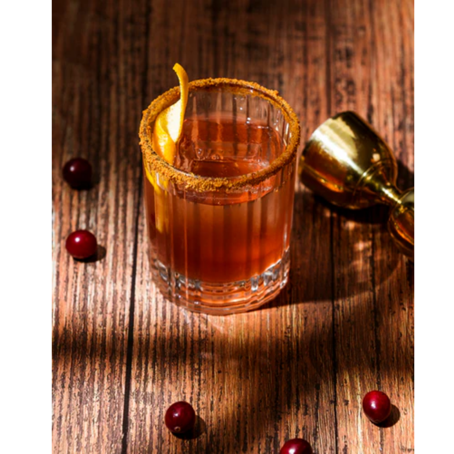 Glas met Cocktail basis ingredienten voor cocktails van Monin bij Sherlocks Place Rotterdam