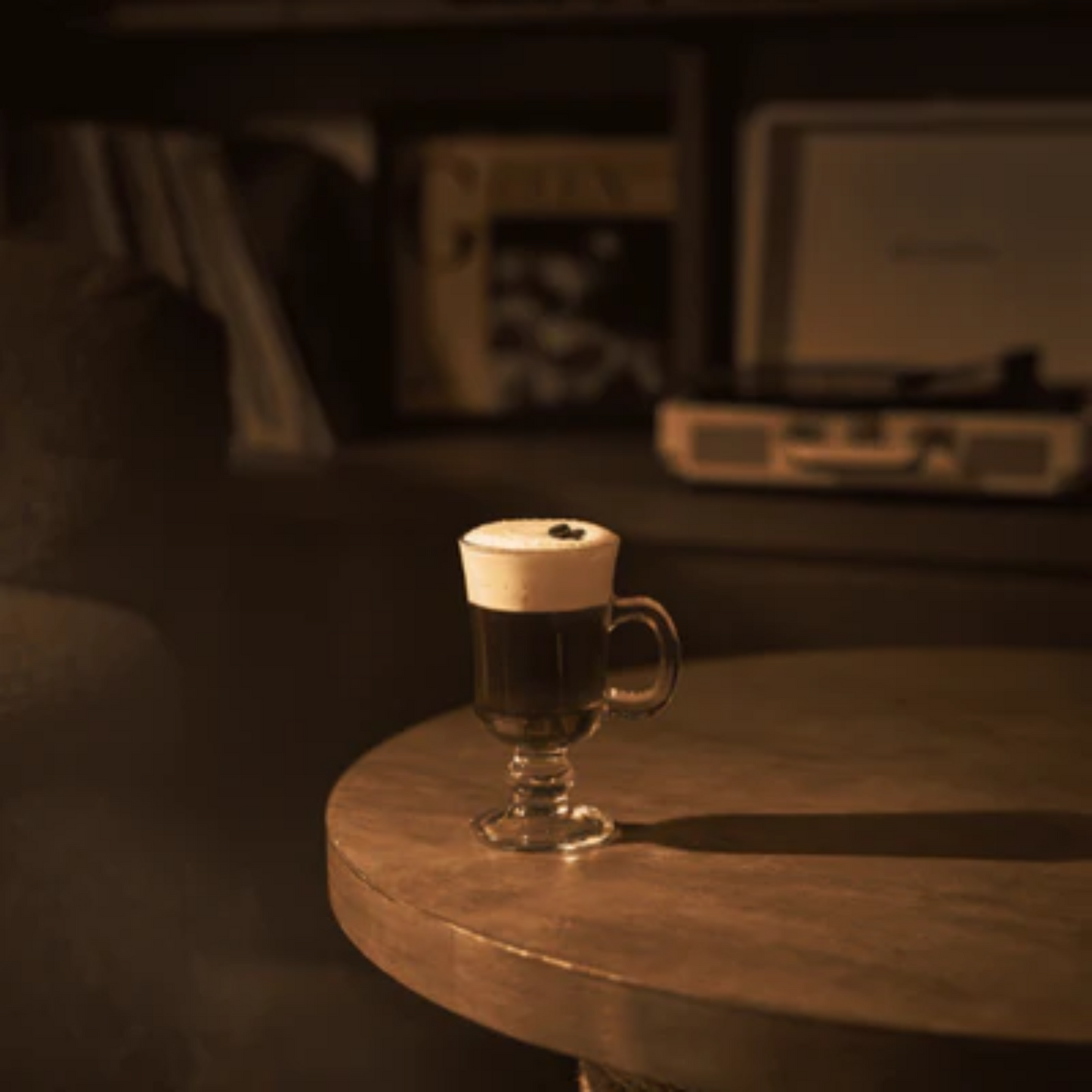 Een glas Irish coffee op een houten tafel gemaakt met Monin Siroop Cafe. Foto is in vintage retro look. Sherlocks Place Rotterdam