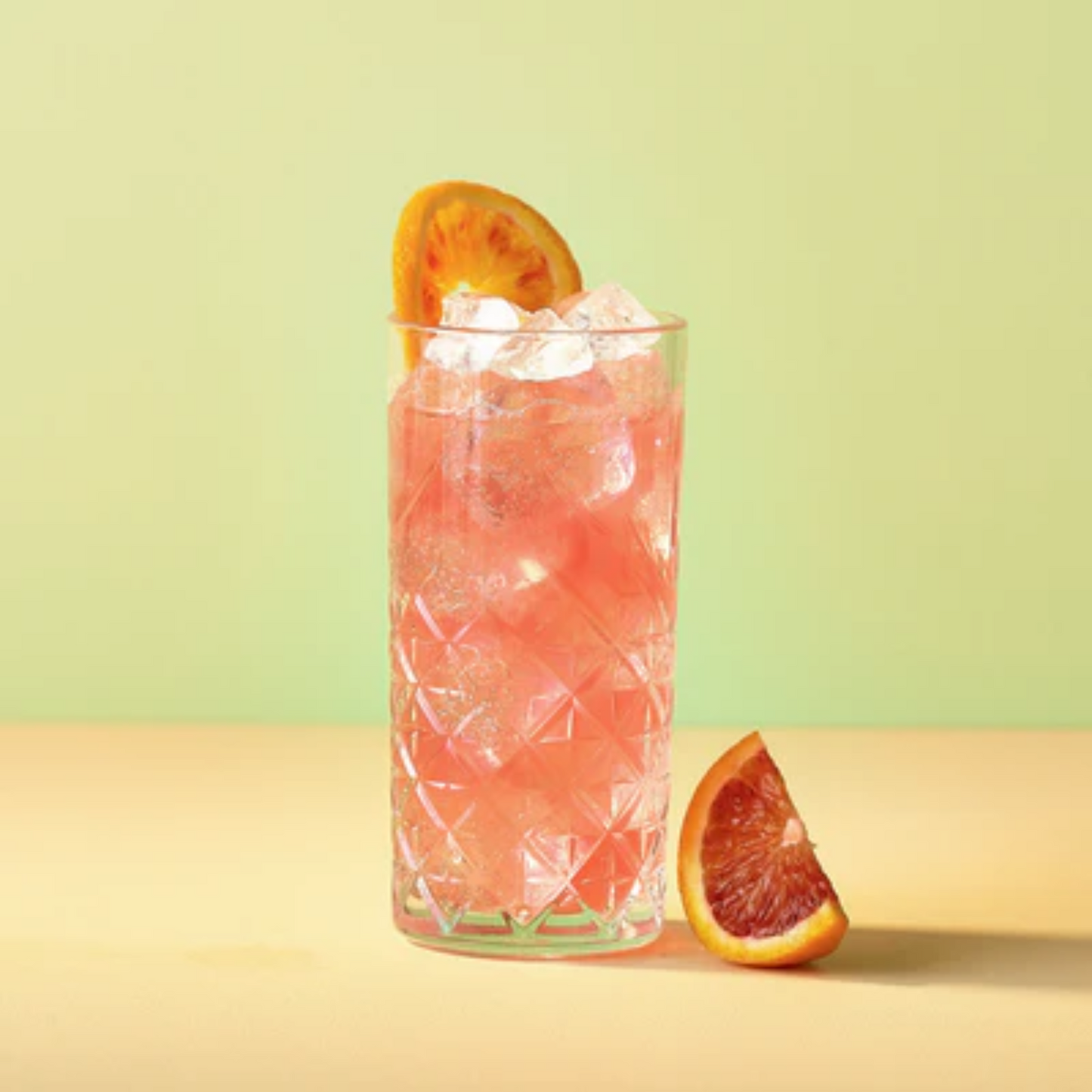 Een Orange soda of lemonade met Monin Blood Orange siroop bij Sherlocks Place Rotterdam