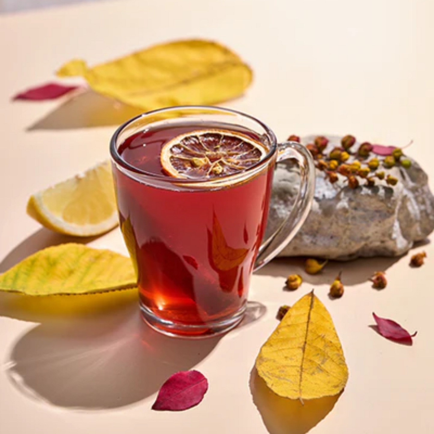 Glas Homemade Thee met Monin siropen te maken als Cinnamon, Spicy Cranberry etc. Op de foto nog wat kruiden en citroen ter decoratie. Verkrijgbaar bij Sherlocks Place in Rotterdam