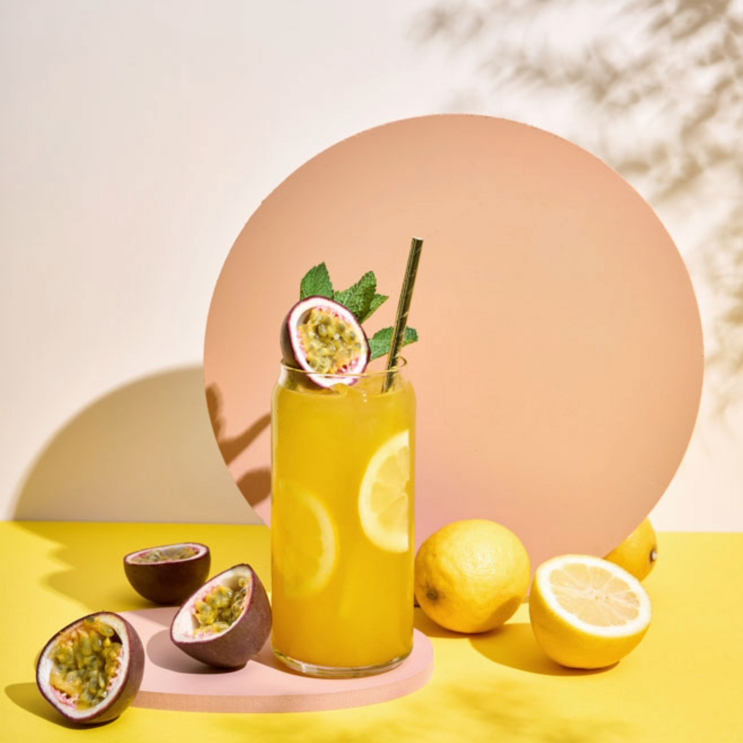 Homemade Passion Fruit Lemonade met Monin Passievrucht puree bij Sherlocks Place Rotterdam