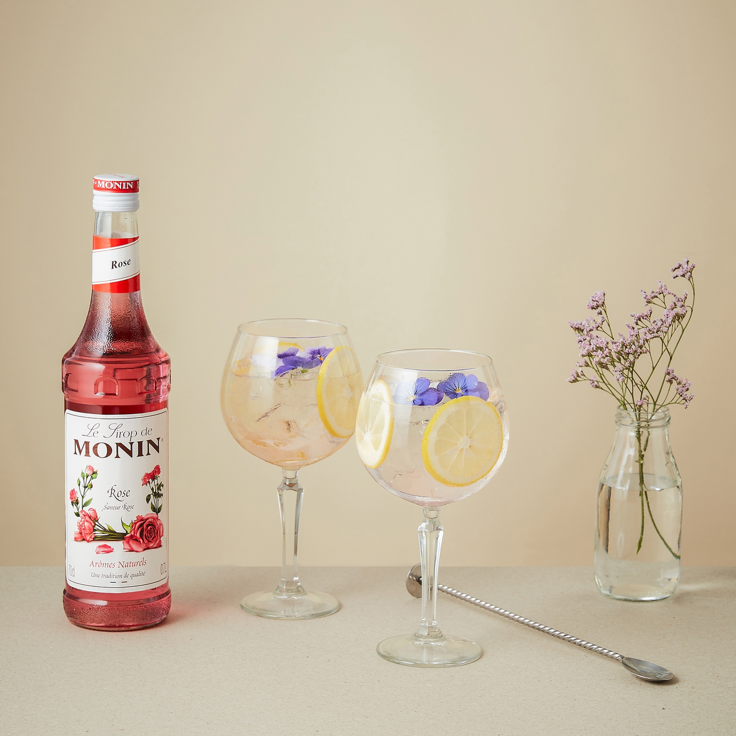 Gin glazen met een Rose cocktail gemaakt van Monin syrup bij Sherlocks Place Rotterdam