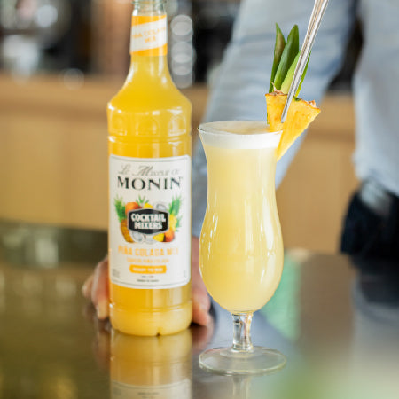 Pina Colada in een las gemaakt met Monin Le Mixeur Pina Colada Mix bij Sherlocks Place Rotterdam