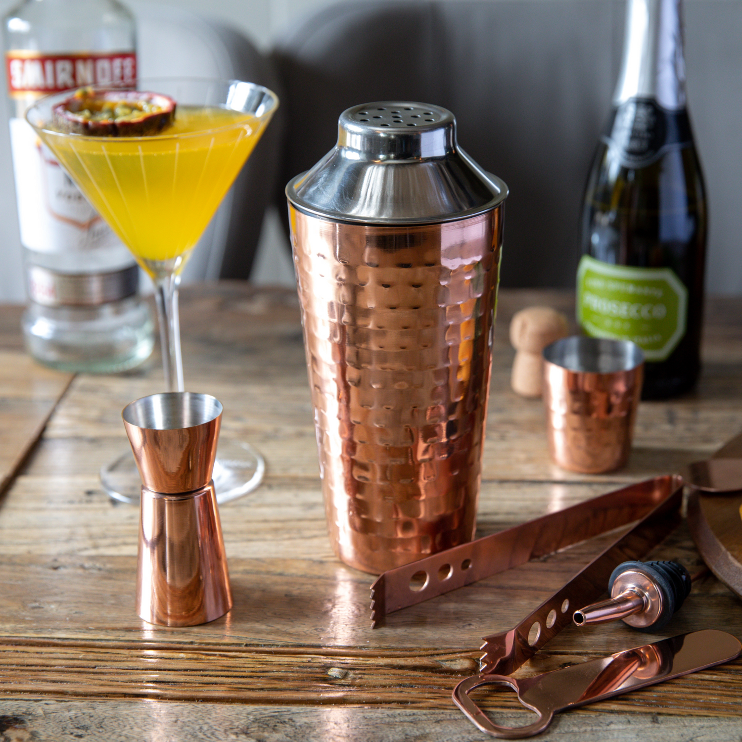 7-delige cocktailset koperkleurig op rustieke houten tafel, geserveerd met cocktails – geliefd bij horeca, bloggers en interieurliefhebbers – Verkrijgbaar bij Sherlocks Place.