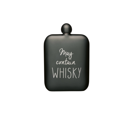 Mat zwarte heupfles met de tekst ‘May contain WHISKY’ op een witte achtergrond