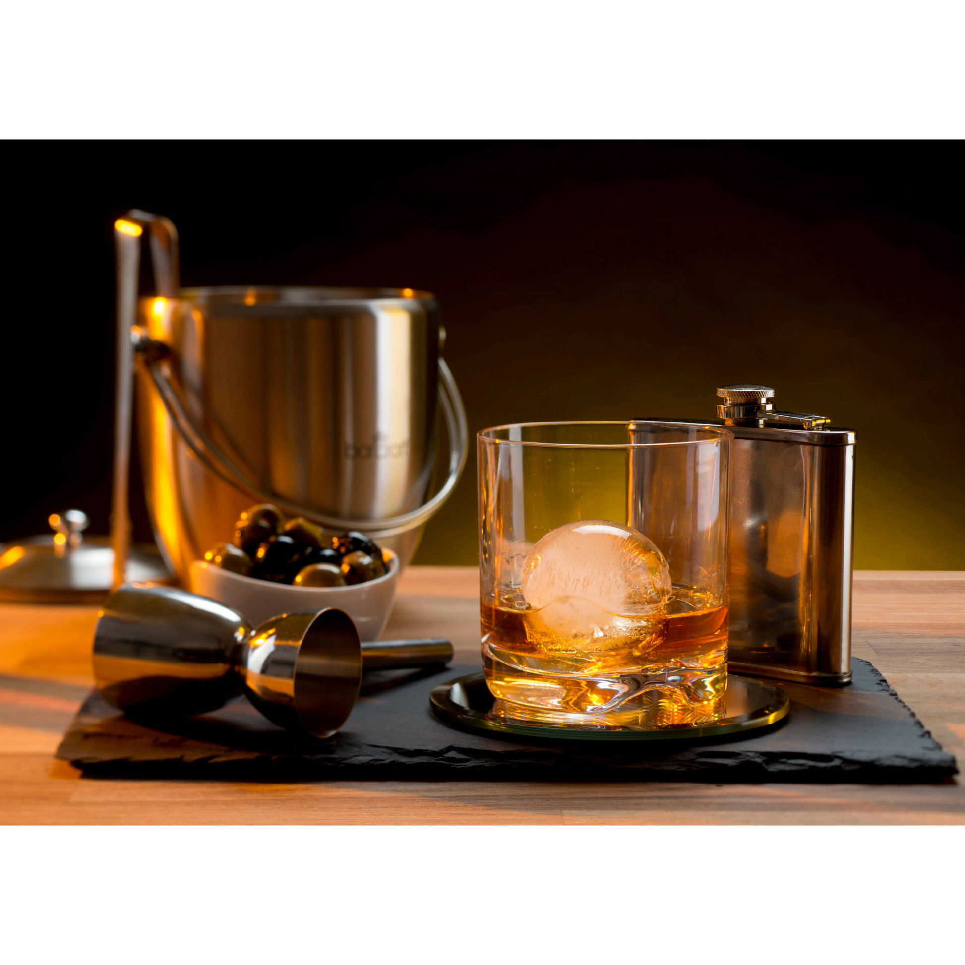 Sfeervolle baropstelling met BarCraft dubbele jigger, whiskyglas en accessoires – ideaal voor thuisentertainment en cadeauzoekers, verkrijgbaar bij Sherlocks Place.