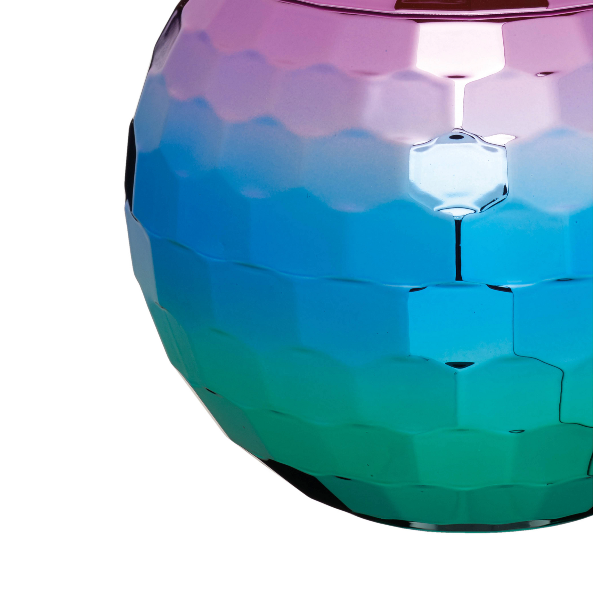 Close-up van de kleurrijke disco bal cocktail beker met glanzende hexagonstructuur en regenboogkleurige afwerking. Perfect voor feestjes of als originele gift. Verkrijgbaar bij Sherlocks Place.