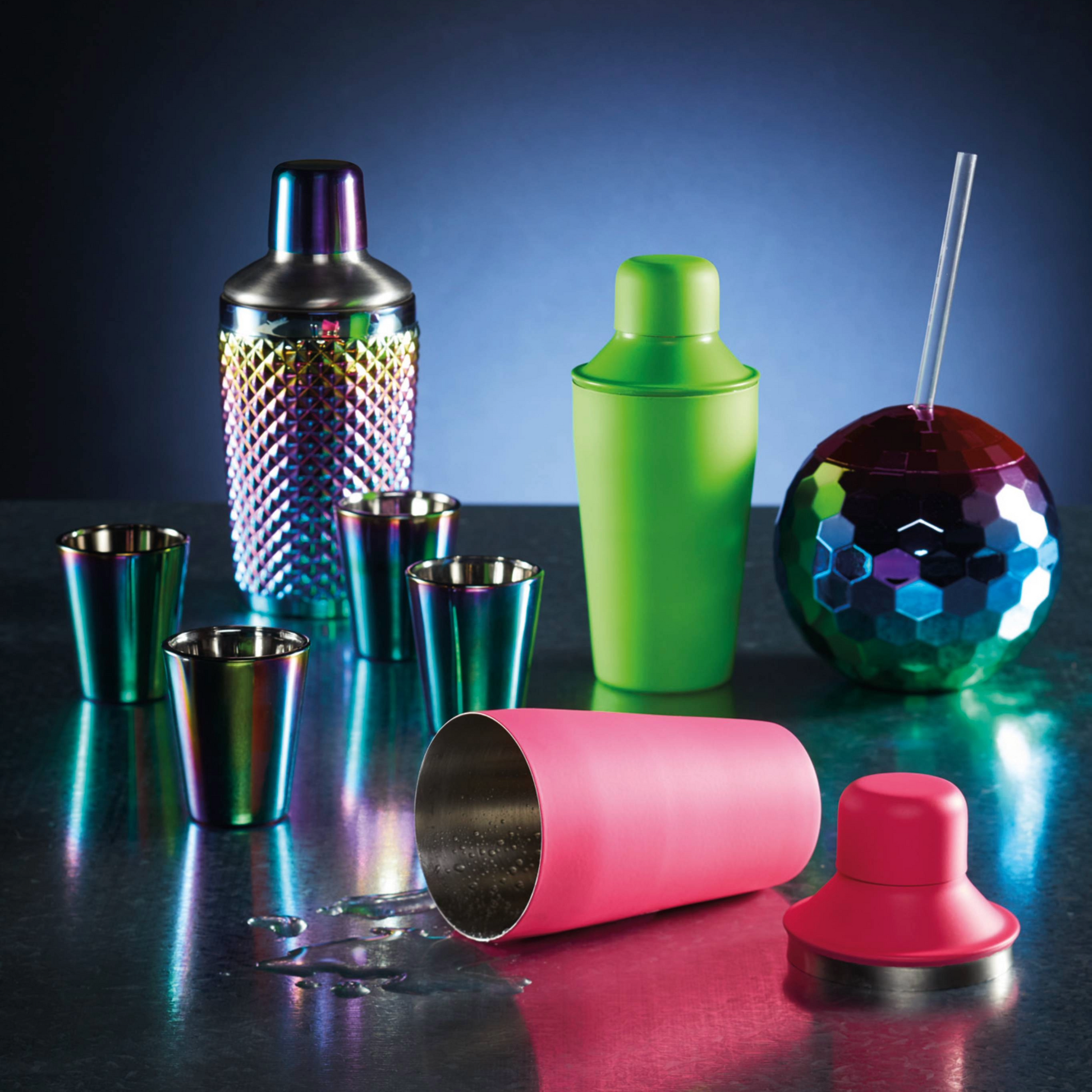 Disco sfeer met gekleurde baraccessoires, waaronder de opvallende disco bal beker – ideaal voor feestliefhebbers die houden van stijl en kleur. Verkrijgbaar bij Sherlocks Place.