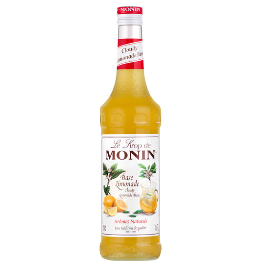 Een productfoto van een glazen fles Cloudy Lemonade Base 70cl. Dé basis voor homemade lemonades. Hoort thuis in elke keuken! Verkrijgbaar bij Sherlocks Place Rotterdam
