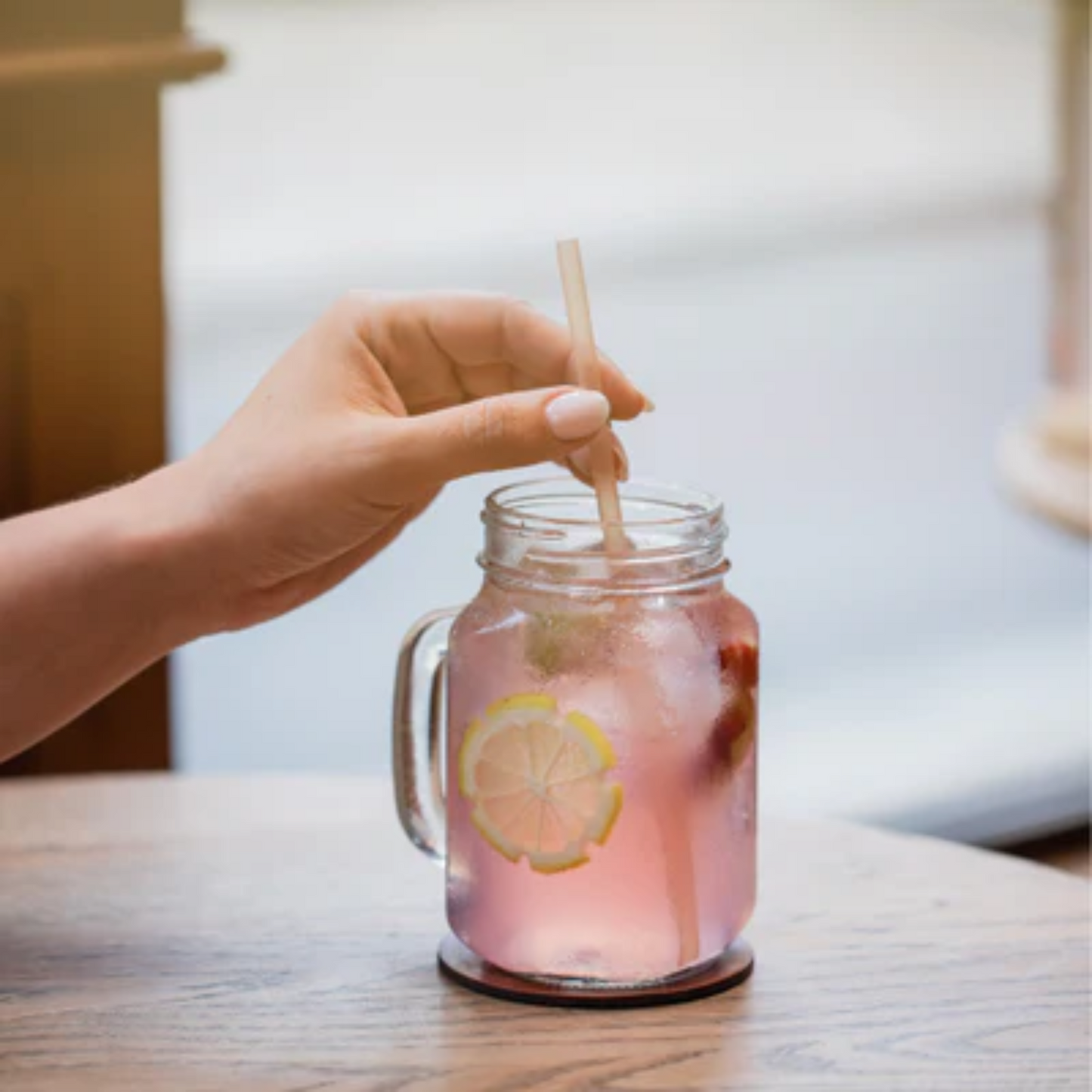 Een Close-up foto van een Monin Jar met de homemade lemonade "Pink Sky". Een heerlijke zomerse limonade gemaakt met Monin Cloudy Lemon Base en Monin Rhubarb. Dé basis ingrediënten die in iedere keuken thuishoren. Verkrijgbaar bij Sherlocks Place Rotterdam 