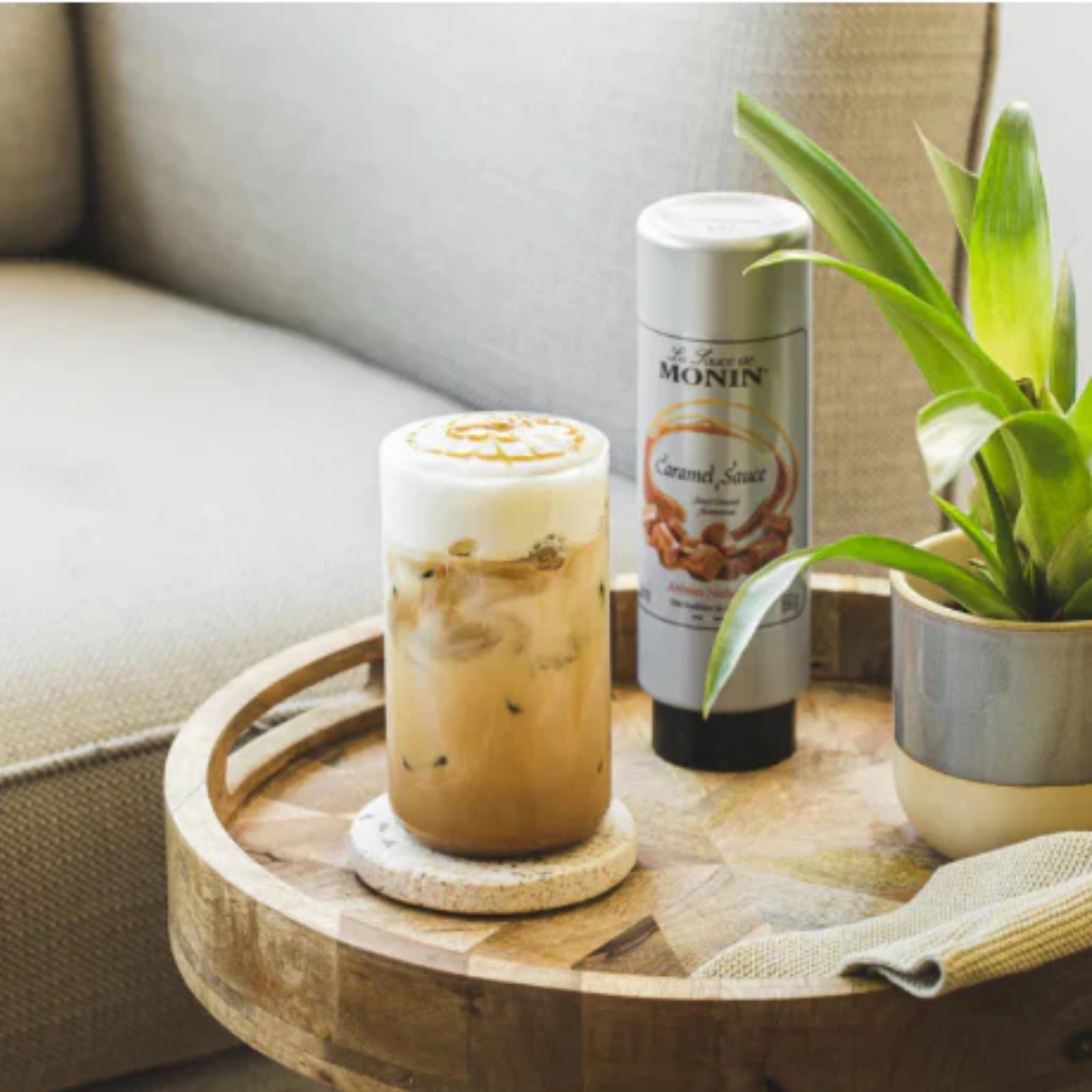 Een Iced Latte met Cold Brew van Monin en Caramel Topping van Monin ij Sherlocks Place Rotterdam