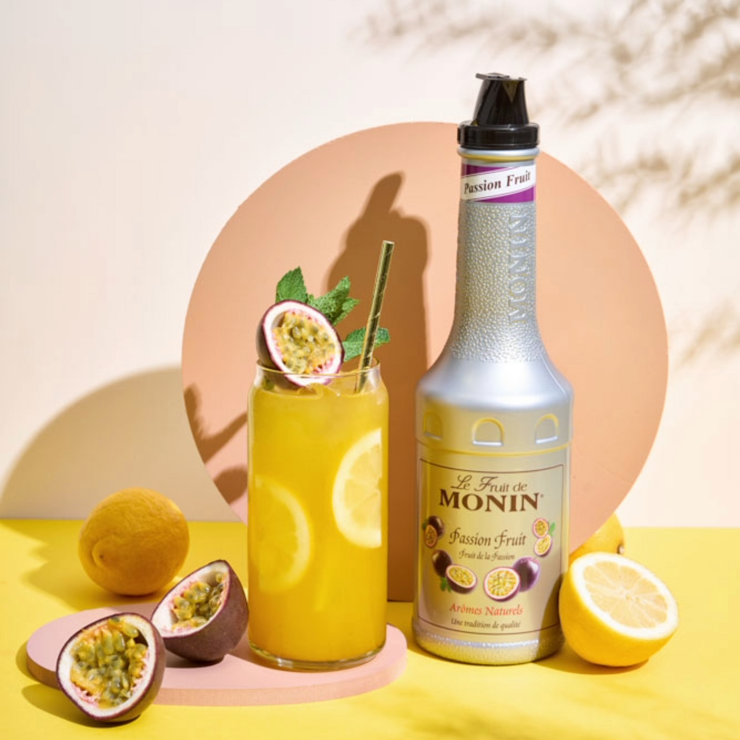 Huisgemaakte Passievrucht lemonade met Monin fruit puree bij Sherlocks Place