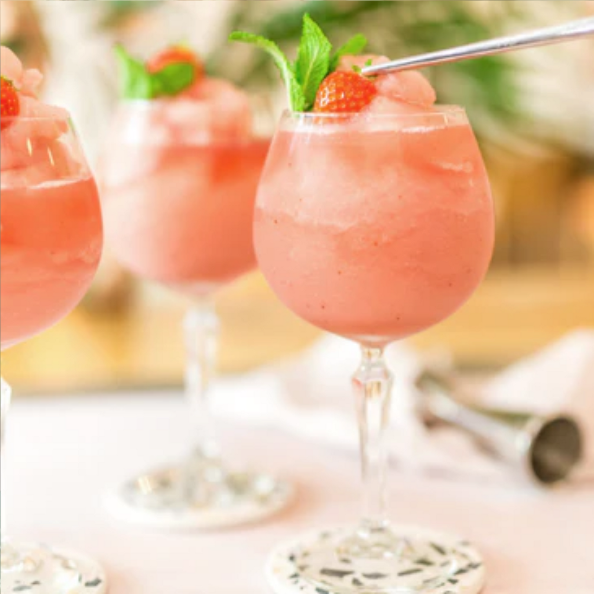 Verfrissende Strawberry Lychee Smoothies gemaakt met Monin Lychee Siroop en Monin Strawberry puree, geserveerd in elegante glazen. Verkrijgbaar bij Sherlock's Place in Rotterdam – zomerse dorstlesser met aardbei, munt en ijs.